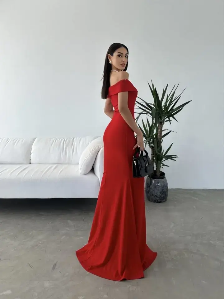 Kadın Dalgıç Kumaş Kayık Yaka Ve Dekolte Detaylı Elbise