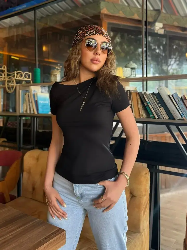 Kadın Kısa Kollu Tek Omuzu Açık Büzgülü Viskon Bluz