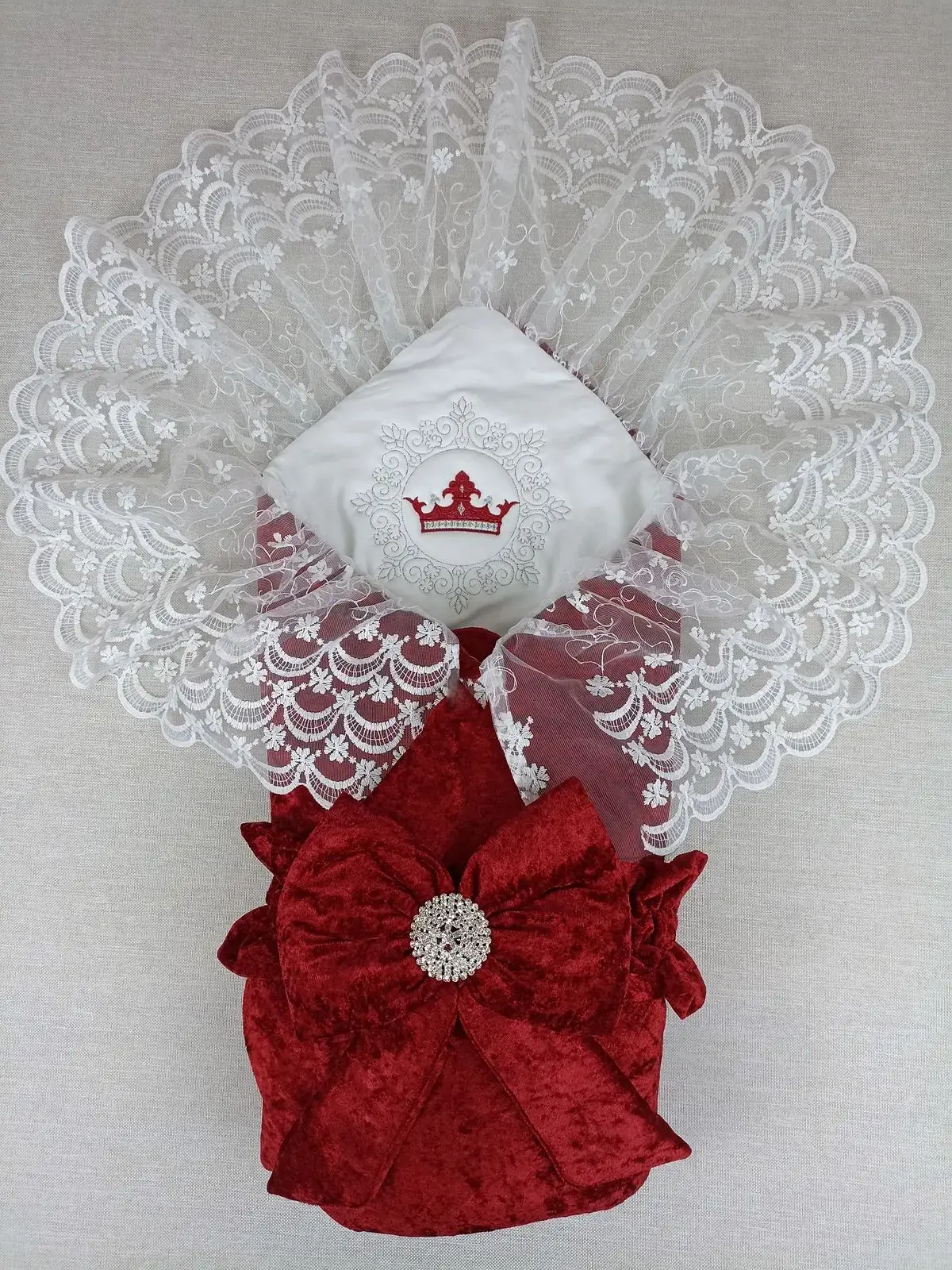 Yenidoğan Saray Kadife Taç Nakışlı İnci Fiyonklu Dantel Duvak Trilüks Kundak Bebek Battaniye