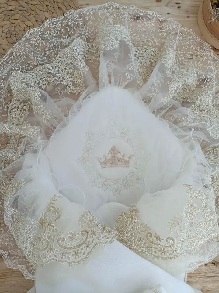 Yenidoğan Sahra Taç Nakışlı Plazma Taşlı Güpürlü Fiyonklu Duvaklı Trilüks Kundak Bebek Battaniyesi