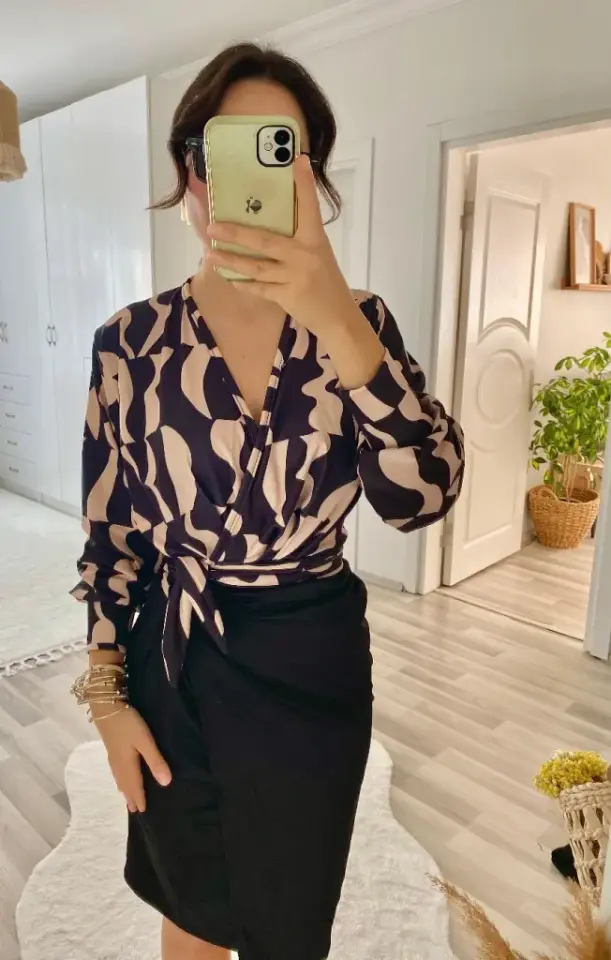 Kadın Uzun Kollu Kruvaze Yaka Dijital Baskılı Fiyonk Detay Atlas Kumaş Elbise