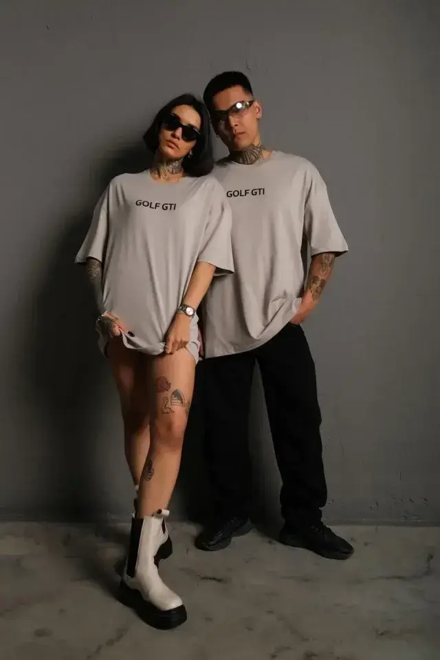 Erkek Oversize Baskılı Tişört – Golf GTI Retro Araba Desenli, Ön - Arka Dijital Baskı, Sokak Modası Stil - Gri