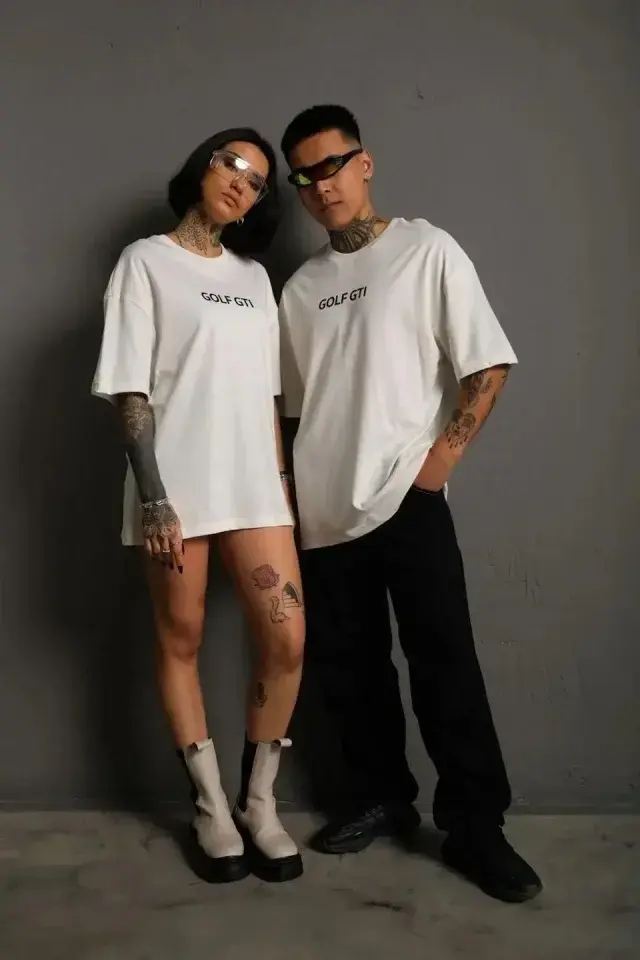 Erkek Oversize Baskılı Tişört – Golf GTI Retro Araba Desenli, Ön - Arka Dijital Baskı, Sokak Modası Stil - Beyaz